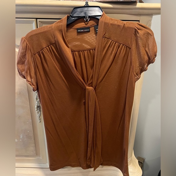 New York & Company Tops - Cute top worn once. Smoke free immaculate home